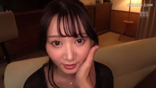 室内 · 面部 · 平静 · 沙发 · 凝视 · 近景 · 黑色上衣 · 手托脸