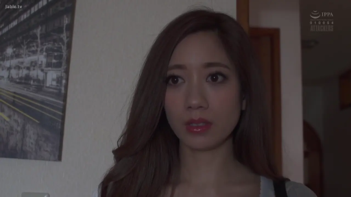 室內 · 臉部特寫 · 站立 · 注視 · 长发 · 惊讶 · 浅色上衣