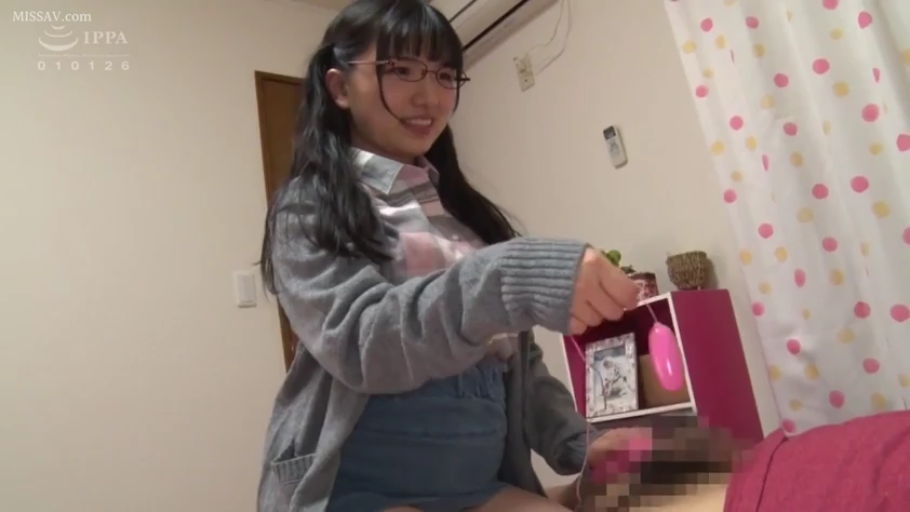 Indoor · Sitting Posture · Medium shot · Smile · 跳蛋 · 局部遮挡 · 针织开衫 · 展示道具