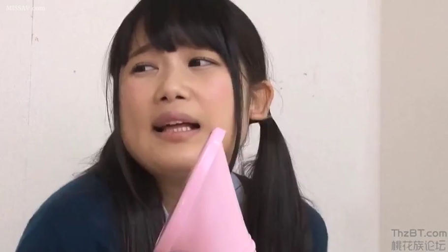 室内 · 坐姿 · 面部特写 · 双马尾 · 哭泣 · 蓝黑色毛衣 · 拿漏斗 · 粉色漏斗