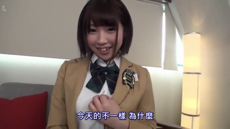 室内 · 面部 · 字幕 · 微笑 · 台灯 · 制服 · 正坐 · 交流