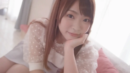 室内 · 脸部特写 · 微笑 · 枕头 · 注视镜头 · 托腮 · 棕色长发 · 白色透视波点上衣