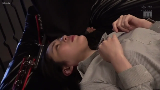 脸部特写 · 平静 · 仰卧 · 闭目 · 室内暗处 · 中短发 · 灰色条纹衬衫