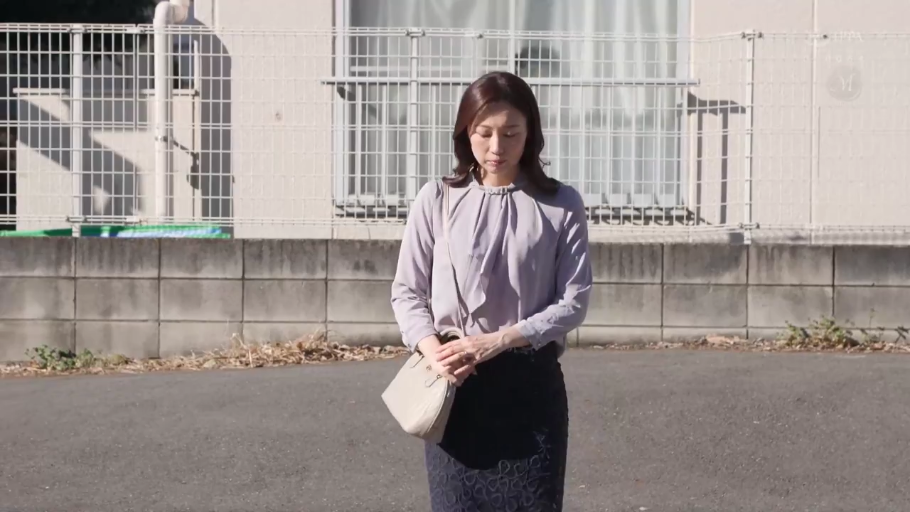 室内 · 揉乳 · 仰卧 · 米色上衣 · 痛苦 · 露点 · 乳房 · 面罩