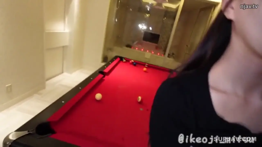 站立 · 第一人称视角 · 侧脸 · 黑色上衣 · 台球桌 · 台球室