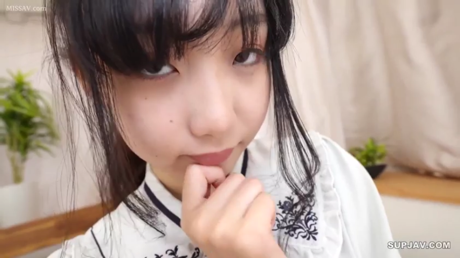 室内 · 顔部のクローズアップ · 盆栽 · 托腮 · レンズを見つめて · 诱惑表情 · 黑发 · 白色花边衬衫