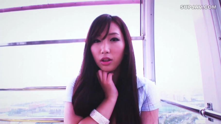 Sitting Posture · Hazy · 面部特写 · Stare · 长发 · 浅色衬衫 · 手镯 · 摩天轮