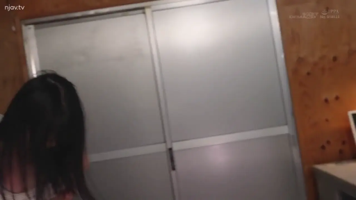 低头 · 背心 · 房间 · 模糊 · 走动 · 推拉门 · 后脑勺