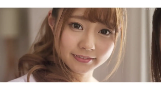 室内 · 胸部 · 站立 · 展示 · 双人 · 毛衣