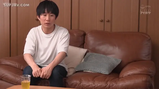 坐姿 · 交谈 · 严肃 · 中景 · 沙发 · 客厅 · 白色T恤