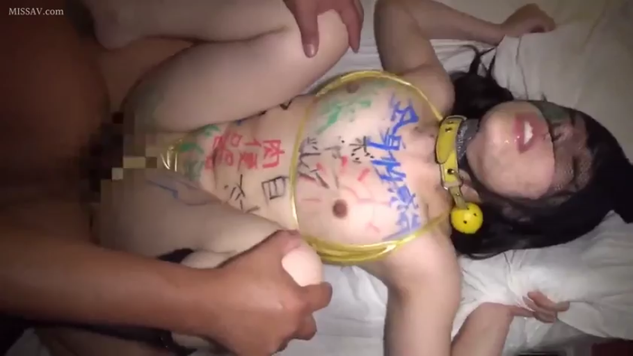 性交 · 全裸 · 床上 · 躯干特写 · 项圈 · 仰卧位 · 迷离表情 · 身体涂鸦