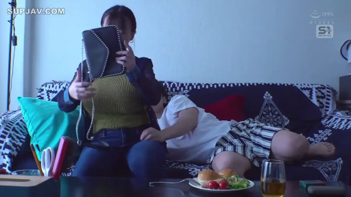 坐姿 · 专注 · 巨乳 · 中景 · 客厅 · 皮包 · 黄色针织衫 · 整理皮包