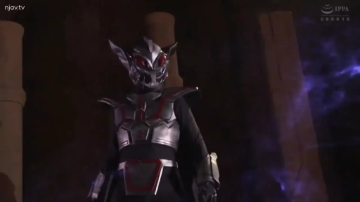 Stand · Medium shot · Helmet · Eye contact · 特摄 · 洞穴 · 皮套铠甲