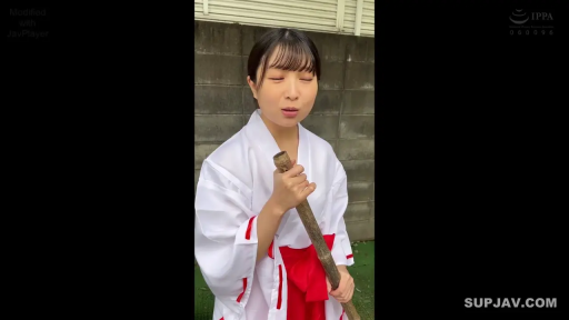 侧面 · 角色扮演 · 站姿 · 微笑 · 户外 · 木棍 · 巫女服 · 清扫