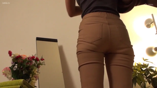 室内 · 臀部特写 · 棕色紧身裤 · 花卉 · 更衣 · 生活感 · 站立背影