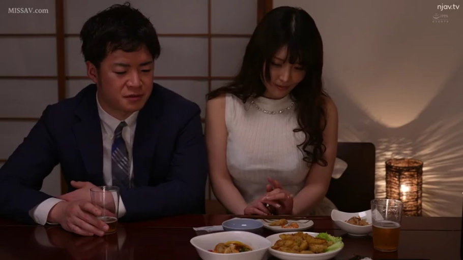 和室 · 羞涩 · 半身 · 并排坐 · 酒杯 · 白色无袖上衣 · 熟女 · 饮酒