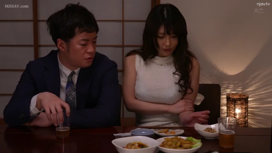 坐姿 · 和室 · 中景 · 白色无袖上衣 · 用餐