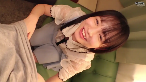 室内 · 坐姿 · 胸部特写 · 注视 · 黑色T恤 · 中长发 · 抚弄