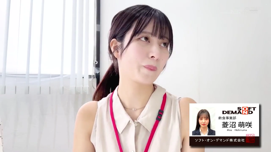 坐姿 · 办公室 · 中景 · 访谈 · 无袖衬衫