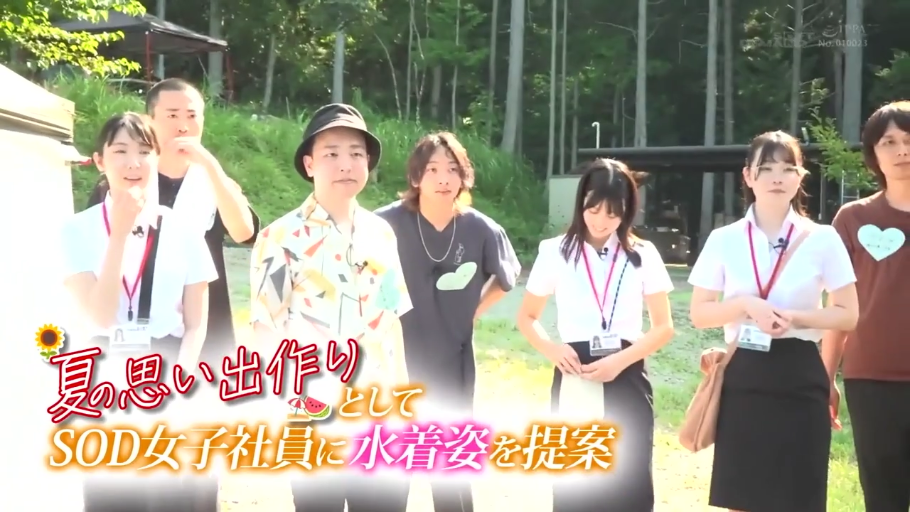 站立 · 全景 · 微笑 · 衬衫 · 多人 · 户外 · 互动 · 工作证