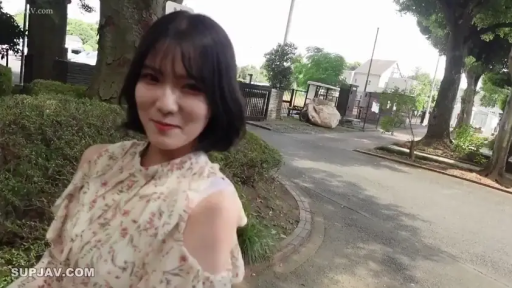 站立 · 微笑 · 顔のクローズアップ · 注视镜头 · ショートヘア · 户外公园 · 碎花露肩裙