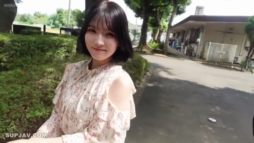 站姿 · 微笑 · 顔のクローズアップ · 注視 · 屋外 · ショートヘア · 小花柄オフショルダートップ