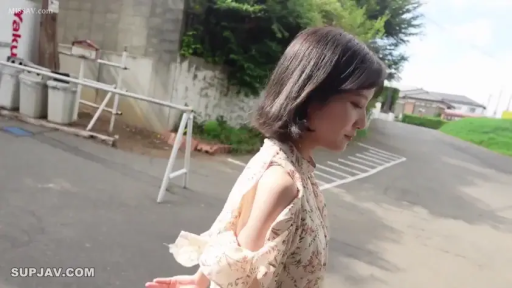 站立 · 平静 · 侧脸 · 户外街道 · 日光 · 步行 · 小花柄オフショルダートップ