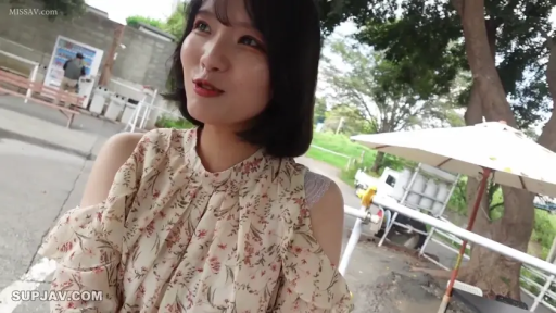 站立 · 微笑 · 半身特写 · 户外街道 · 街头采访 · 交谈说话 · 碎花露肩衫 · 白色遮阳伞