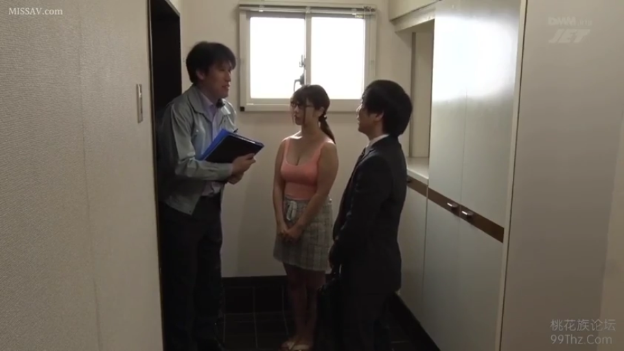 室内 · 坐姿 · 专注 · 笔记本电脑 · 特写 · 正装 · 观看视频 · 画面内容