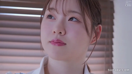 窗边 · 平静 · 脸部特写 · 白色衬衫 · 注视 · 清纯 · 百叶窗 · 侧头