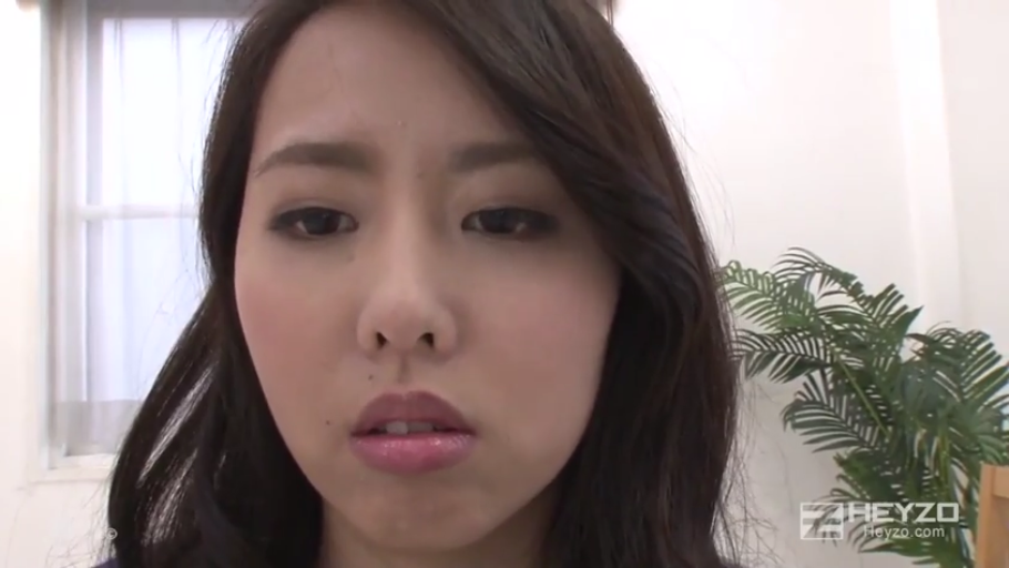 室内 · 盆栽 · 面部特写 · 呆滞 · 注视镜头 · 深色上衣 · 正面 · 亚洲女性