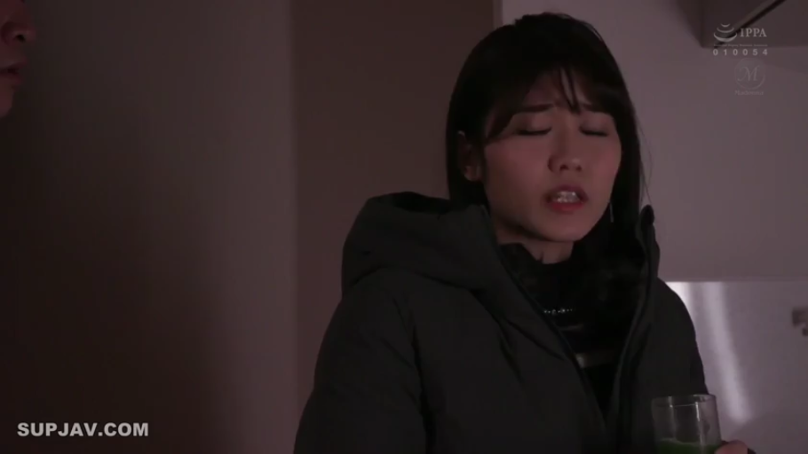 Indoor · Stand · Close your eyes · 面部特写 · Mature woman · 玻璃杯 · 羽绒服 · 拿着杯子