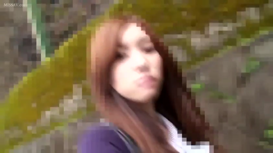 马赛克 · 站姿 · 面部特写 · 户外 · 注视镜头 · 紫色外套 · 表情平淡