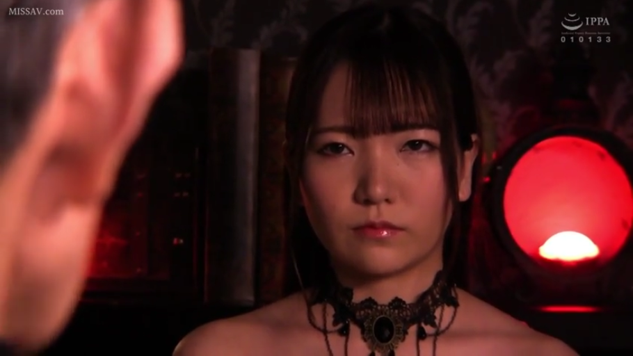 坐姿 · 暗室 · 面部特写 · 凝视 · 冷淡 · 红灯 · 蕾丝项圈 · 特殊打光