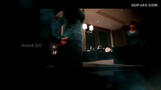 站立 · 平静 · 酒店房间 · 抚摸 · 水印 · 镜子 · 蓝色针织衫 · 腰部特写