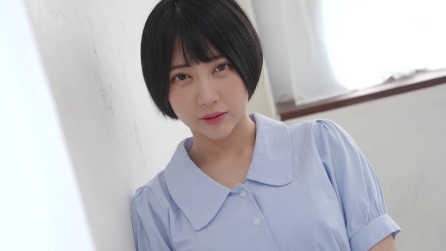 室内 · 顔部のクローズアップ · 凝視 · 壁に寄りかかる · ショートヘア · 水色のシャツ · 清冷