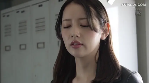 脸部特写 · 站立 · 迷离 · 黑色皮衣 · 更衣室 · 储物柜 · 亚洲女性 · 闭眼喘息