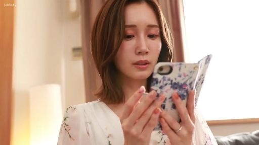 Indoor · Sitting Posture · 专注 · 特写 · Looking at phone · 手机 · 日常 · Floral blouse