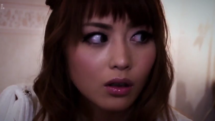 室内 · 脸部特写 · 白色上衣 · 注视 · 惊讶 · 侧头 · 棕发