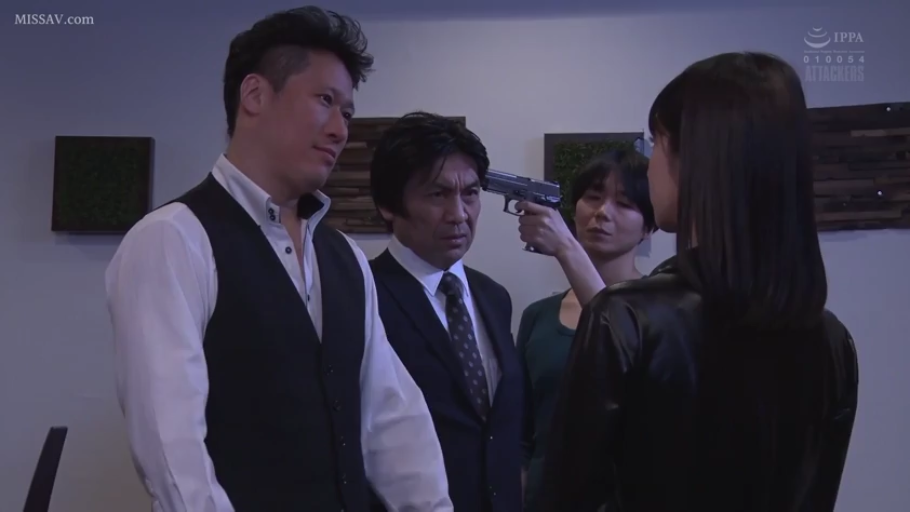 室内 · 严肃 · 站立 · 中景 · 剧情 · 西装 · 手枪 · 威胁