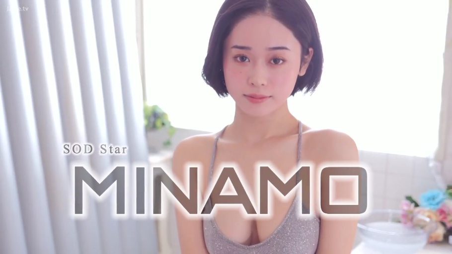 室内 · 上半身特写 · 注视镜头 · 温柔微笑 · 正面坐姿 · 灰色亮片低胸装