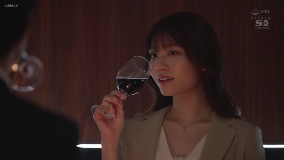 举杯 · 优雅 · 白色内搭 · 头部特写 · 职场女性 · 酒吧 · 品酒 · 红酒杯