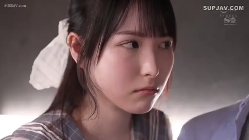 室内 · 坐姿 · 脸部特写 · 水手服