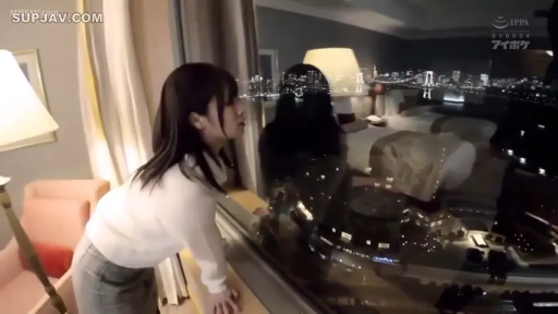 专注 · 酒店房间 · 白色毛衣 · 落地窗 · 侧颜 · 生活化 · 观赏夜景 · 俯身撑桌