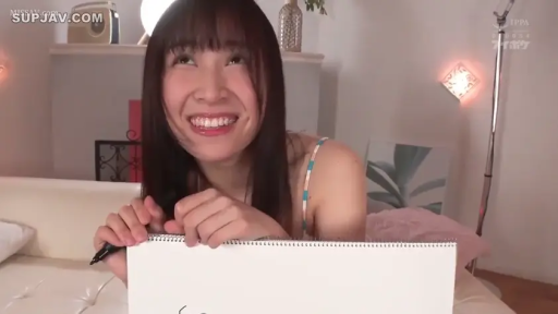 坐姿 · 中景 · 微笑 · 房间 · 长发 · 吊带 · 画册 · 展示画册