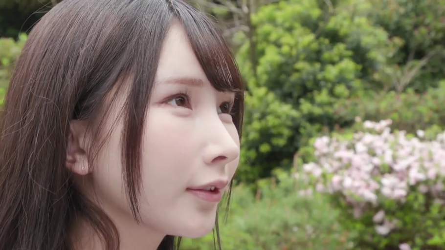 平静 · 面部特写 · 注视 · 户外 · 长发 · 侧颜 · 未见明显服装