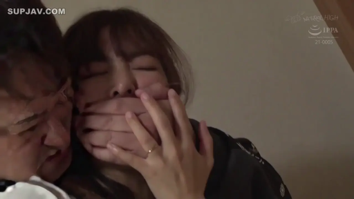 室内 · 白色短袖 · 臀部 · 抚摸 · 撅起 · 男方着衣