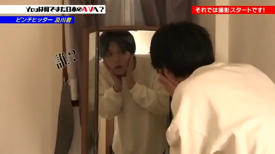 室内 · 站立 · 半身 · 惊讶 · 镜子 · 照镜子 · 白色卫衣 · 文字标注