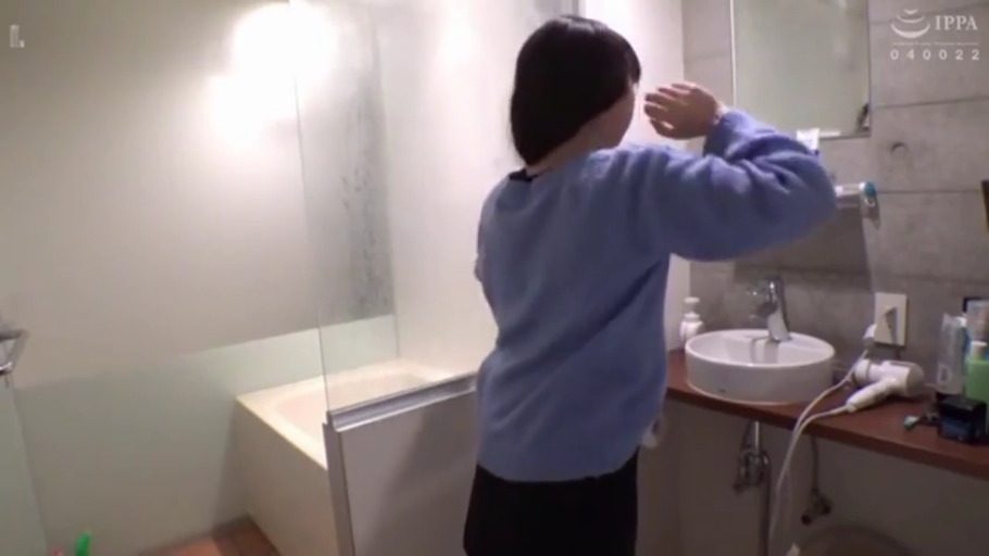 站立 · 洗手间 · 日常 · 背部 · 镜子 · 蓝色卫衣 · 洗漱