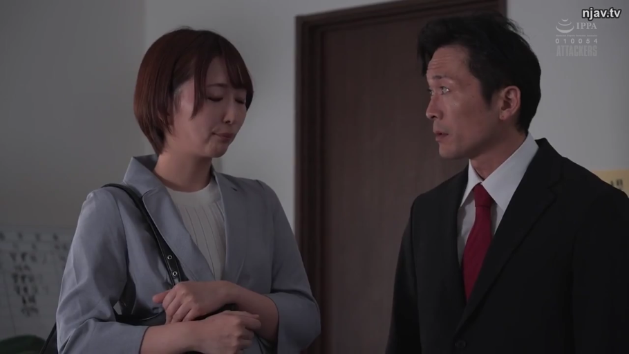 室内 · 委屈 · 站立 · 中景 · 对话 · 职业装 · 单肩包